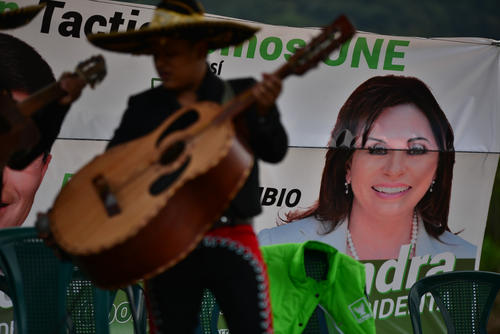 Un mariachi amenizó la espera de Sandra Torres, que llegó más de dos horas tarde al lugar. (Foto: Wilder López/Soy502)