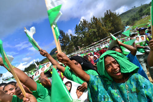 La mayoría de los presentes en el mitin son mujeres. A todos, se les entregó banderines verdes. (Foto: Wilder López/Soy502)