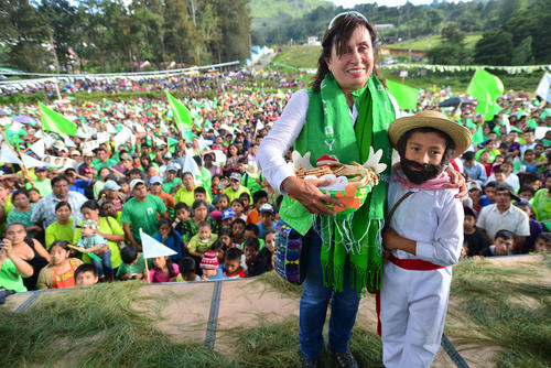 Al finalizar su discurso, un niño entregó un regalo a Sandra Torres. (Foto: Wilder López/soy502)