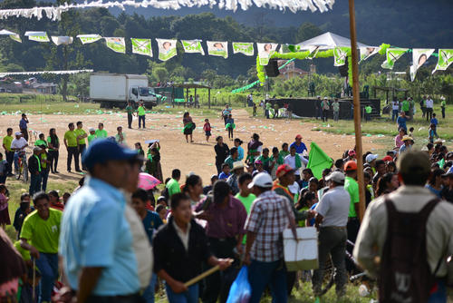 La gente se retira del lugar y se dirige a los camiones en los que ha llegado. (Foto: Wilder López/Soy502)