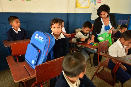 La mochilas entregadas a los niños de primaria, por el Ministerio de Educación, son azules con detalles anaranjados. (Foto: Jesús Alfonso)