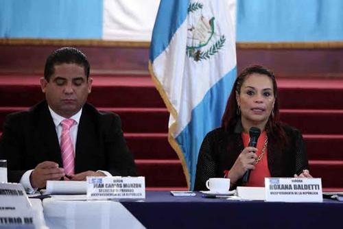 Carlos Monzón y Roxana Baldetti, se dice que ambos salieron del país juntos previo a que estallara el escándalo de la #RedSAT. (Foto: Vicepresidencia)