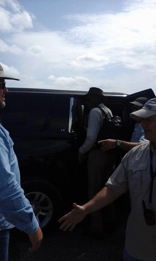En la foto, Morgan Freeman se baja del automóvil que lo traslada a Petén. (Foto: Jorge Winter)  