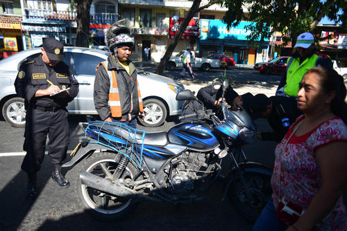 La SAT considera que la demanda de placas metálicas se podrá cubrir hasta mediados de julio. (Foto: Archivo/Soy502)