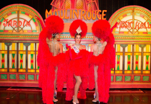 Miss Francia luce su traje en el mítico Moulin Rouge. (Foto: Paris Match)