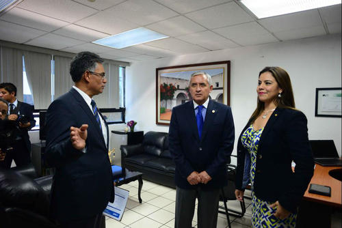 Carlos Muñoz, Claudia Méndez y Otto Pérez, exjefe de la SAT, exintendente de Aduanas y el exmandatario Otto Pérez, conversan durante una visita "sorpresa" a la SAT en 2014. Los tres están arrestados. (Foto: Jesús Alfonso/Soy502)