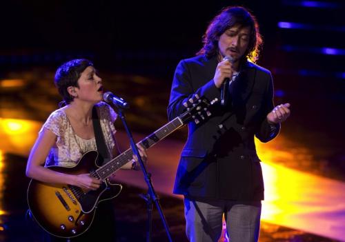 Natalia Lafourcade y León Larregui, vocalista de Zoé, abrieron la gala de los Premios Fénix con el tema "Imposible". (yucatán.com.mx)