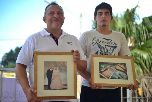 Néstor Aguilar, con su hijo, y las fotos que Soy502 recuperó para su familia: una reproducción del retrato de boda y una de la foto tomada en el área del alud. (Foto: Fredy Hernández/Soy502)