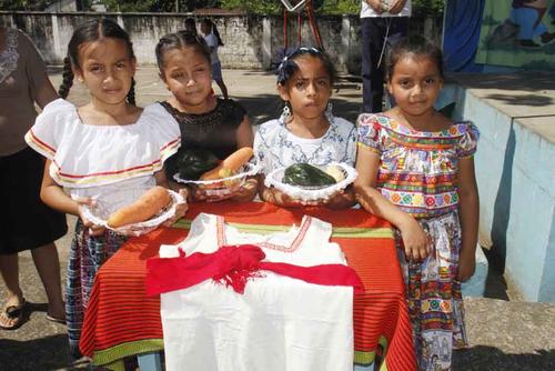Niños indígenas de Coatepeque, Quetzaltenango, vistieron de gala este sábado para conmemorar junto a sus padres el Día Internacional de los Pueblos Indígenas (Foto: Rodrigo Méndez/Nuestro Diario)