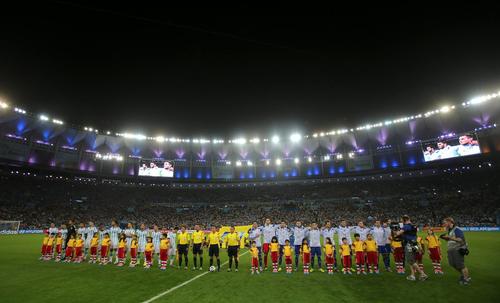 Los 20 niños guatemaltecos que salieron a la cancha con los jugadores de Argentina y Bosnia y que llegaron a Brasil gracias a la promoción "Vive tu sueño" de la marca McDonalds. (Foto: AFP)