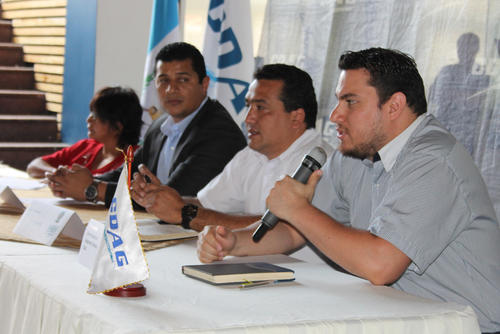 Omar Morales (blanco) entrenador de la Selección Femenina de Baloncesto. (Foto: CDAG)