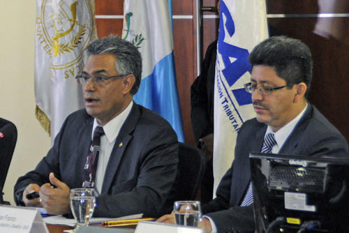 Carlos Muñoz, izquierda, y Omar Franco, fueron jefes de la SAT, ambos fueron arrestados en abril de este año sindicados de pertenecer a una red de defraudación aduanera denominada "La Línea". (Foto: Archivo/Soy502)