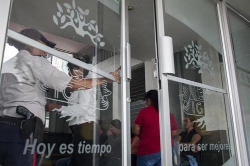 Entrada a las salas de oncología del IGSS. (Foto: Plaza Pública)