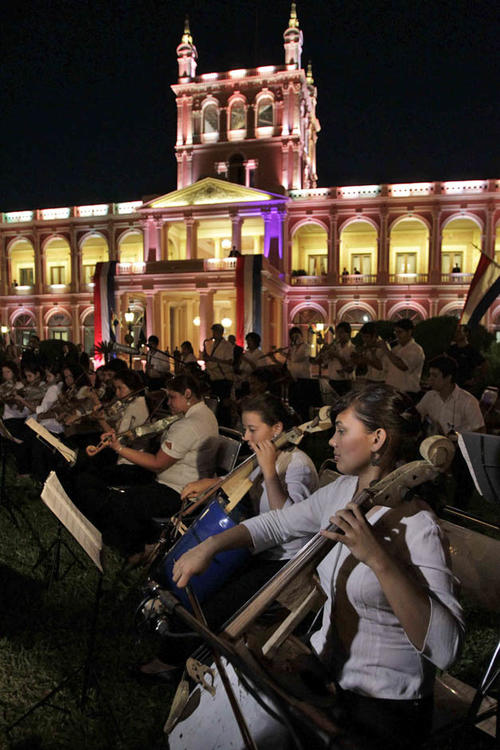 El grupo de jóvenes de la orquesta de instrumentos reciclados del barrio Cateura amenizó la presentación del árbol