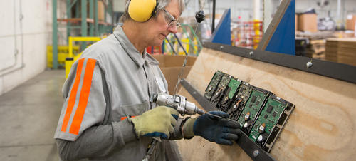 Un trabajador de Apple en el centro de reciclaje en Roseville, California, donde desmantela los discos duros obsoletos de una forma segura. (Foto: Apple)