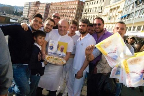Los familiares del cocinero se reunieron momentos antes de que la caravana del papa Francisco pasara frente a ellos.  (Foto: Instagram) 