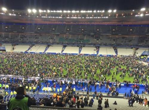 El Estadio de Francia fue evacuado debido a explosiones cerca del recinto, mientras se disputaba el partido de fútbol Francia-Alemania. (Foto: EFE)