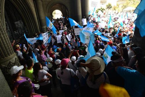 En el Parque Central miles de guatemaltecos piden la renuncia de Otto Pérez Molina.  (Foto: Wilder López/Soy502) 