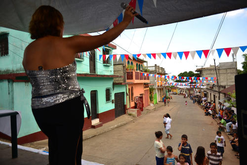La cantante local, Mary Alvarado, fue la encargada de animar el ambiente antes de la llegada del candidato. (Foto: Jesús Alfonso/Soy502)