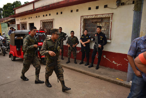 Las fuerzas de seguridad locales velaron porque todo transcurriera con normalidad en el mitin. (Foto: Jesús Alfonso/Soy502)