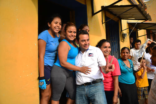 Las mujeres, que en Taxisco son el 49.5 de la población apta para votar, se tomaron fotos con Jimmy Morales. (Foto: Jesús Alfonso/Soy502)