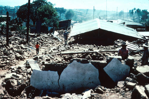 El terremoto afectó varios poblados del país. En la imagen se observa cómo quedaron varias casas en Patzicia, Chimaltenango, horas después del fuerte sismo y sus réplicas. (Foto: Departamento del Interior de Estados Unidos)