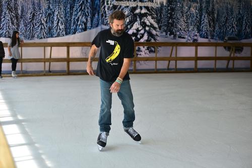 Pau Donés aprovechó su visita a la "Pista de Hielo en Cayalá", para mostrar sus habilidades en el patinaje.  (Foto: Wilder López/Soy502) 