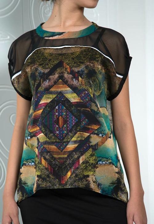 Esta blusa lleva estampada la fotografía de Semuc Champey. (Foto: facebook Paula Cuevas galería de moda) 