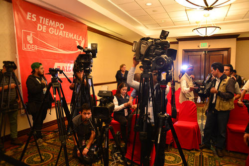 Luego de más de dos horas de espera, los periodistas fueron notificados que la conferencia de prensa fue cancelada. (Foto: Jesús Alfonso/Soy502)