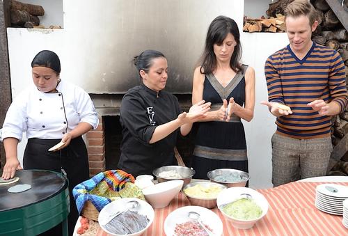 Perrey y Aaron aprendieron a "tortear", además de indagar un poco acerca de la importancia del "maíz" en la dieta guatemalteca. (Foto: Selene Mejía/Soy502) 