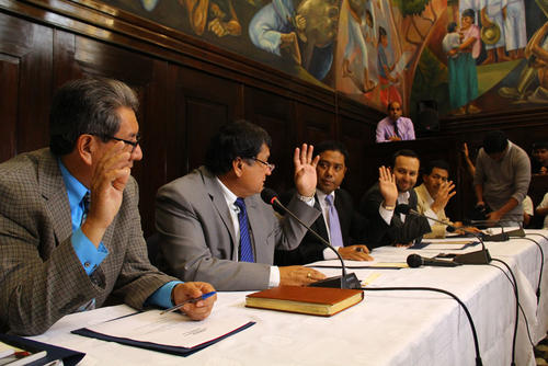 La comisión pesquisidora votó a favor para citar a Amílcar Pop este martes para que ratifique su denuncia en contra del presidente Otto Pérez. (Foto: Alexis Batres/Soy502)