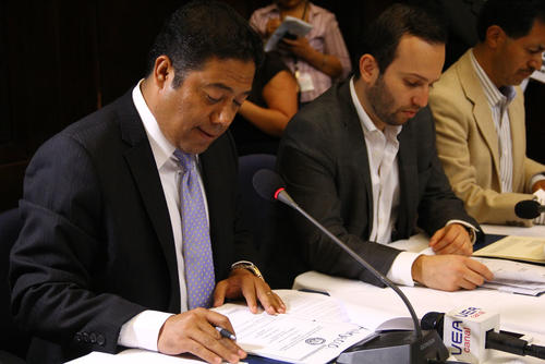 El Secretario de la comisión, Fernando García Gudiel, fue el encargado de leer la resolución de la CSJ que fue enviada al Congreso. (Foto: Alexis Batres/Soy502)