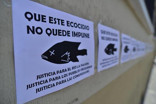 Los comunitarios afectados por la contaminación del río La Pasión piden al MP investigar a la empresa que habría provocado el derrame del químico. (Foto: Wilder López/Soy502) 