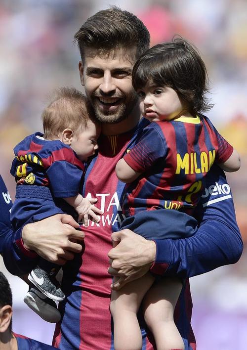 Gerard Pique se puso en brazos a sus dos hijos en el campo previo al juego del sábado.  (Foto: Hola)