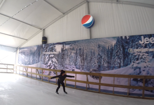 El frío de estas fechas es idóneo para disfrutar en la Pista de Hielo VIP Cayalá. (Foto: Wilder López/Soy502)  