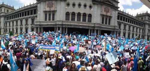 Lleno total en la plaza exigiendo la renuncia del Presidente. (Foto: José Sánchez/Soy502)
