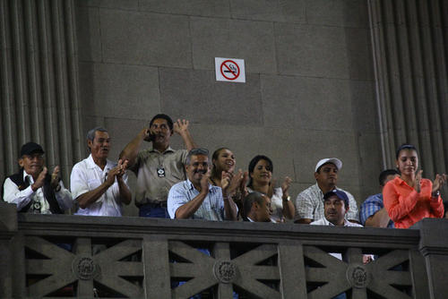 Pobladores de Sipacate presentes en el hemiciclo del Congreso, festejaron que su aldea fuese declarada Municipio. (Foto: Alexis Batres/Soy502)