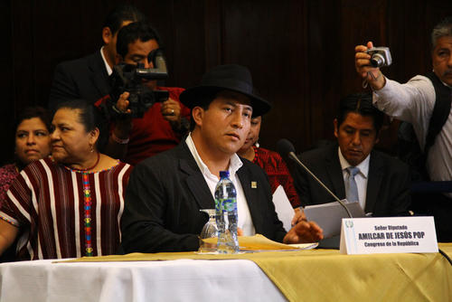 El diputado de Winaq estuvo acompañado de la Premio Nobel de la Paz, Rigoberta Menchú. (Foto: Alexis Batres/Soy502)