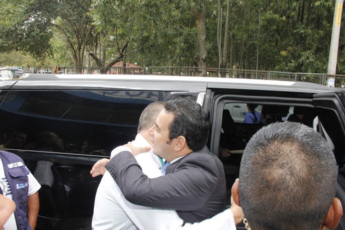 El presidente electo Jimmy Morales (derecha), al momento de despedirse de Carlos Soto, Director del Hospital Roosevelt. (Foto: Jorge Senté/Soy502)