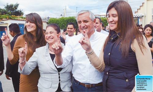 Una imagen de campaña donde aparece Pérez Molina con su esposa Rosita, a la izquierda, y su hija Lissette, a la derecha. Ambas sufrieron un atentado en 2001 que ha sido atribuido al "Chapo" Guzmán. (Foto: Nuestro Diario)