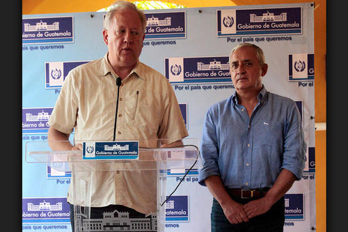 El presidente Otto Pérez Molina escucha al Embajador Thomas Shannon en Puerto Barrios. (Foto: Esteban Biba/EFE)