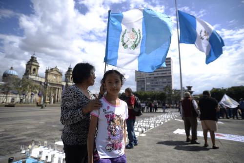 Una niña y su madre llegan a la protesta por las 41 niñas fallecidas en el Hogar Virgen de la Asunción. (Foto: Wilder López/Soy502)