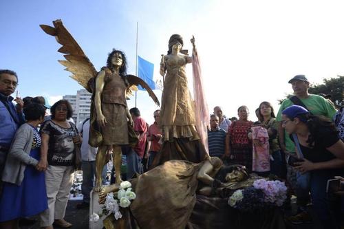 Esta protesta atrajo la atención de los ciudadanos que manifestaron por las niñas que murieron quemadas en el Hogar Virgen de la Asunción. (Foto: Wilder López/Soy502)
