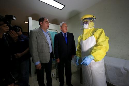 Otto Pérez y el Ministro de Salud, Luis Enrique Monterroso verifican los protocolos de atención contra el virus del ébola.  (Foto: Secretaría de Comunicación Social de la Presidencia)