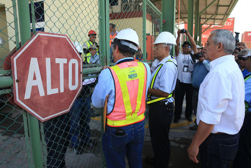 El presidente Otto Pérez Molina firmó el acuerdo que pone fin a la intervención en la Empresa Portuaria Quetzal luego de visitar sus instalaciones. (Foto: Presidencia)