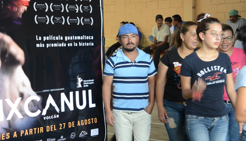Público saliendo de la exhibición de "Ixcanul" en San Vicente Pacaya.  (Foto: Selene Mejía/Soy502) 