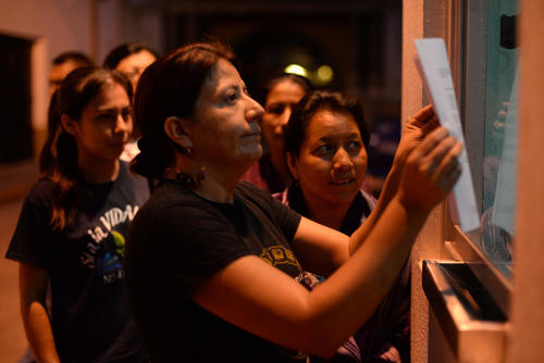 El domingo por la tarde, la líder de la resistencia La Puya, entregó una carta en Casa Presidencial, para que se retomara el diálogo. (Foto: Esteban Biba/Soy502)