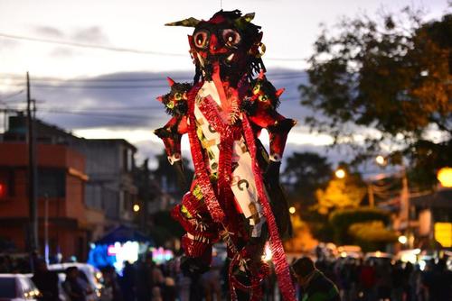Los guatemaltecos preparan la quema del diablo con creatividad y entusiasmo.  (Foto: Archivo/Soy502)