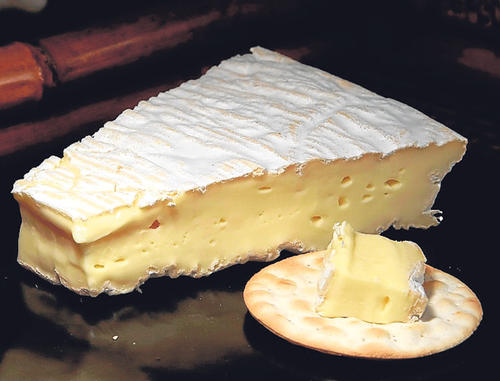 Dependiendo de la marca que se adquiera, el queso Brie puede llegar a ser uno de los cinco más caros del mundo. La SAAS contempla comprar 240 latas de este producto. (Foto: larevista.ec)