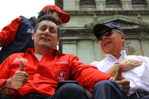 Roberto Villate, (izquierda) diputado de Líder y Luis Rabbé, juntos en la asamblea nacional de Lider donde ambos ocupan la casilla 1 y 2 en el listado Nacional de diputaciones. (Foto: Alexis Batres/Soy502)